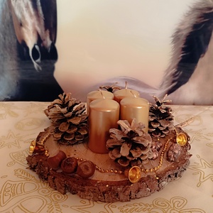 Adventi asztaldísz fakorongon 4 gyertyával barna és arany színben  - karácsony - adventi díszek - adventi asztaldísz - Meska.hu