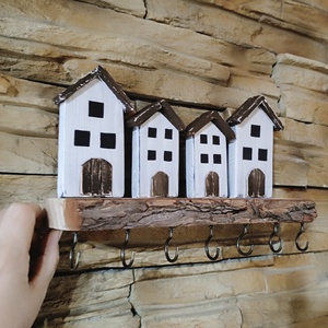 Házikós fali kulcstartó,kis polccal  rusztikus fán - otthon & életmód - dekoráció - fali és függő dekoráció - fali kulcstartó - Meska.hu