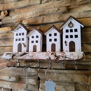 Házikós fali kulcstartó,kis polccal  rusztikus fán - otthon & életmód - dekoráció - fali és függő dekoráció - fali kulcstartó - Meska.hu