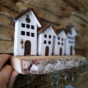 Fából készült házikós fali kulcstartó  - otthon & életmód - dekoráció - fali és függő dekoráció - fali kulcstartó - Meska.hu