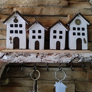 Fából készült házikós fali kulcstartó  - Meska.hu