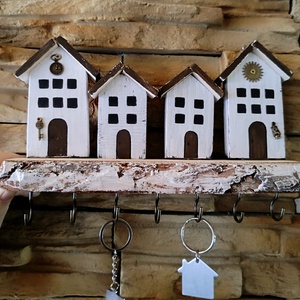 Fából készült házikós fali kulcstartó  - otthon & életmód - dekoráció - fali és függő dekoráció - fali kulcstartó - Meska.hu