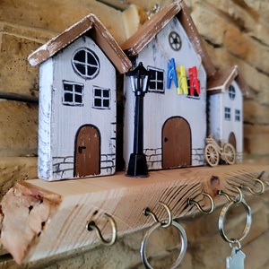 Fából készült fali kulcstartó utcakép  - Meska.hu
