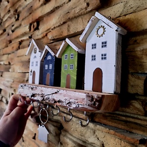 Színes, házikós fa fali kulcstartó  - otthon & életmód - dekoráció - fali és függő dekoráció - fali kulcstartó - Meska.hu
