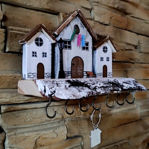 Fából készült fali kulcstartó utcakép rusztikus fán  - Meska.hu