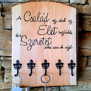A család az ahol az élet kezdődik és a szeretet soha nem ér véget felirattal díszített fából készült fali kulcstartó  - Meska.hu