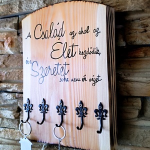 A család az ahol az élet kezdődik és a szeretet soha nem ér véget felirattal díszített fából készült fali kulcstartó  - otthon & életmód - dekoráció - fali és függő dekoráció - fali kulcstartó - Meska.hu