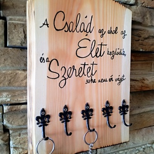 A család az ahol az élet kezdődik és a szeretet soha nem ér véget felirattal díszített fából készült fali kulcstartó  - otthon & életmód - dekoráció - fali és függő dekoráció - fali kulcstartó - Meska.hu