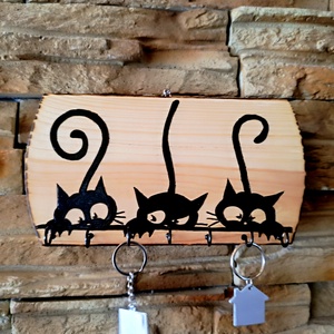 Fából készült fali kulcstartó három fekete cicával - Meska.hu