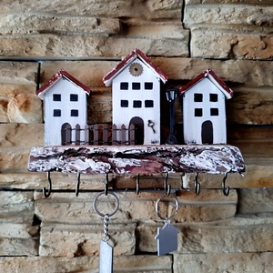 Fali kulcstartó rusztikus fán utca részlettel - Meska.hu