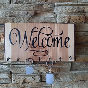 Welcome felirattal díszített fából készült fali kulcstartó  - Meska.hu