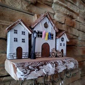 Egyedi tervezésű, fából készült fali kulcstartó házikókkal és biciklivel  - otthon & életmód - dekoráció - fali és függő dekoráció - fali kulcstartó - Meska.hu