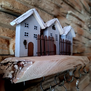 Szürke házikós fa fali kulcstartó , Otthon & Életmód, Dekoráció, Fali és függő dekoráció, Fali kulcstartó, Famegmunkálás, MESKA