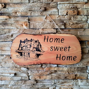 Home sweet home felirattal díszített fából készült lovas üdvözlő tábla , Otthon & Életmód, Ház & Kert, Isten hozott tábla, Famegmunkálás, MESKA