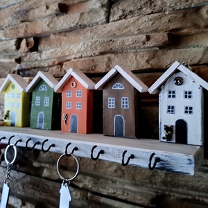 Fa fali kulcstartó színes házikókkal - Meska.hu
