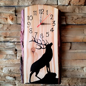 Dombon álló szarvas fából készült falióra  - Meska.hu