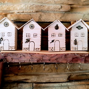 Fa fali kulcstartó házikókkal  - Meska.hu