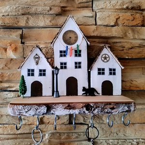 Egyedi tervezésű fa fali kulcstartó házikókkal és fekete macskával díszítve , Otthon & Életmód, Dekoráció, Fali és függő dekoráció, Fali kulcstartó, Famegmunkálás, MESKA