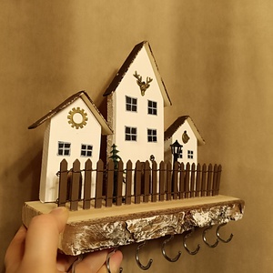 Egyedi rusztikus fából készült utcakép kulcstartó szarvassal díszítve  - otthon & életmód - dekoráció - fali és függő dekoráció - fali kulcstartó - Meska.hu