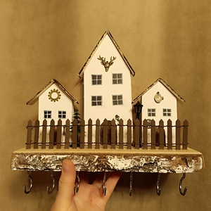 Egyedi rusztikus fából készült utcakép kulcstartó szarvassal díszítve  - Meska.hu