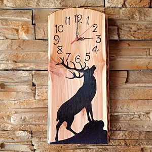 Fa falióra dombon álló szarvas sziluettel díszítve  - Meska.hu