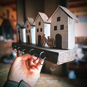 Fa fali kulcstartó házikókkal , biciklivel,sok akasztóval - Meska.hu