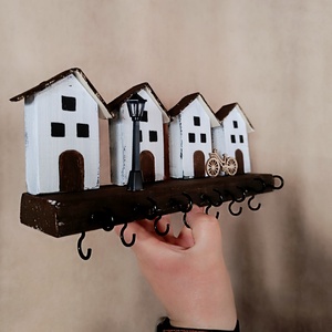 Fa fali kulcstartó házikókkal , biciklivel,sok akasztóval - otthon & életmód - dekoráció - fali és függő dekoráció - fali kulcstartó - Meska.hu