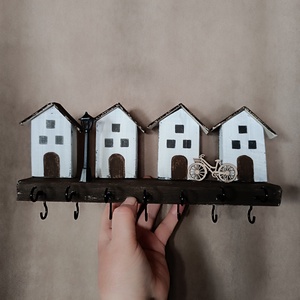 Fa fali kulcstartó házikókkal , biciklivel,sok akasztóval - otthon & életmód - dekoráció - fali és függő dekoráció - fali kulcstartó - Meska.hu