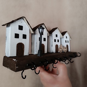 Fa fali kulcstartó házikókkal , biciklivel,sok akasztóval - otthon & életmód - dekoráció - fali és függő dekoráció - fali kulcstartó - Meska.hu