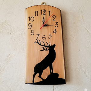 Szarvas sziluettel díszített kézműves fa falióra , Otthon & Életmód, Dekoráció, Fali és függő dekoráció, Falióra & óra, Famegmunkálás, MESKA