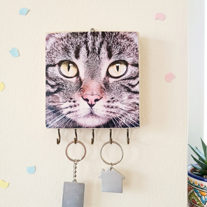 Fa fali kulcstartó macska képpel díszítve , Otthon & Életmód, Dekoráció, Fali és függő dekoráció, Fali kulcstartó, Famegmunkálás, MESKA