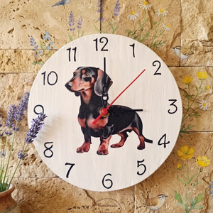 Fából készült kézműves falióra tacskó kutyussal , Otthon & Életmód, Dekoráció, Fali és függő dekoráció, Falióra & óra, Famegmunkálás, MESKA