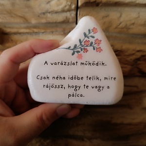 Kézzel készült idézetes dekor kő - otthon & életmód - dekoráció - asztal és polc dekoráció - kavics & kő - Meska.hu