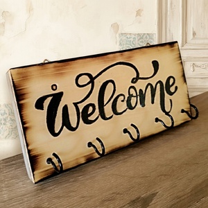 Fa fali kulcstartó Welcome felirattal  - Meska.hu