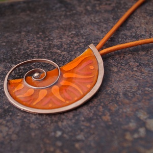 Hold alakú tűzzománc medál - ékszer - nyaklánc - medál - Meska.hu