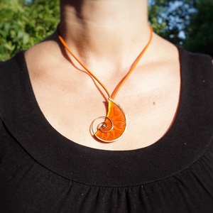 Hold alakú tűzzománc medál - ékszer - nyaklánc - medál - Meska.hu