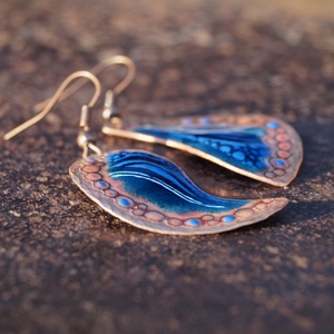 Kalapált szélű kék tűzzománc fülbevaló - ékszer - fülbevaló - lógó fülbevaló - Meska.hu