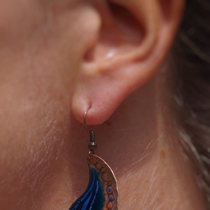 Kalapált szélű kék tűzzománc fülbevaló - ékszer - fülbevaló - lógó fülbevaló - Meska.hu