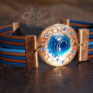 Kalapált szélű kerek karkötő, kék - Meska.hu