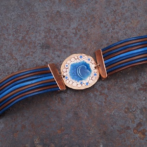 Kalapált szélű kerek karkötő, kék - ékszer - karkötő - karkötő medállal - Meska.hu