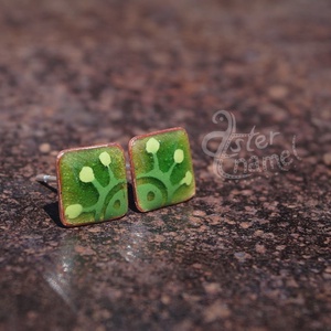 Négszögletes tűzzománc pontfülbevaló, zöld - Meska.hu