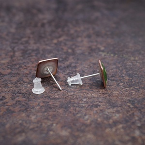 Négszögletes tűzzománc pontfülbevaló, zöld -  - Meska.hu