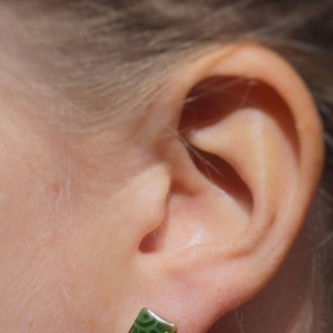 Négszögletes tűzzománc pontfülbevaló, zöld -  - Meska.hu