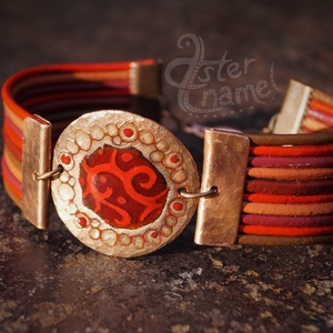 Kalapált szélű kerek karkötő, piros - Meska.hu