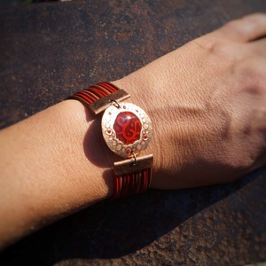 Kalapált szélű kerek karkötő, piros - ékszer - karkötő - karkötő medállal - Meska.hu