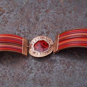 Kalapált szélű kerek karkötő, piros - ékszer - karkötő - karkötő medállal - Meska.hu