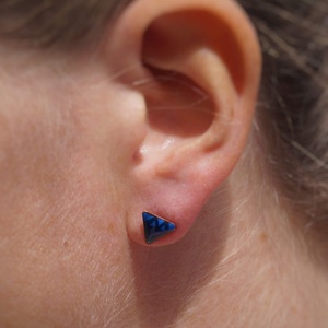 Háromszög alakú tűzzománc pontfülbelvaló, sötétkék - ékszer - fülbevaló - pötty fülbevaló - Meska.hu