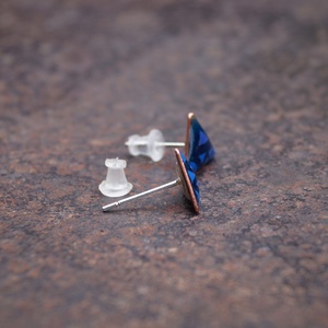 Háromszög alakú tűzzománc pontfülbelvaló, sötétkék - ékszer - fülbevaló - pötty fülbevaló - Meska.hu