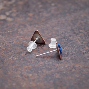 Háromszög alakú tűzzománc pontfülbelvaló, sötétkék - ékszer - fülbevaló - pötty fülbevaló - Meska.hu