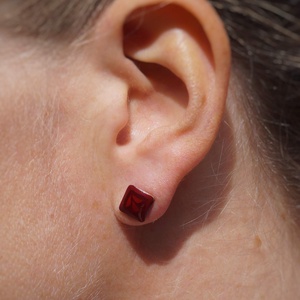 Négszögletes tűzzománc pontfülbevaló, piros - ékszer - fülbevaló - pötty fülbevaló - Meska.hu